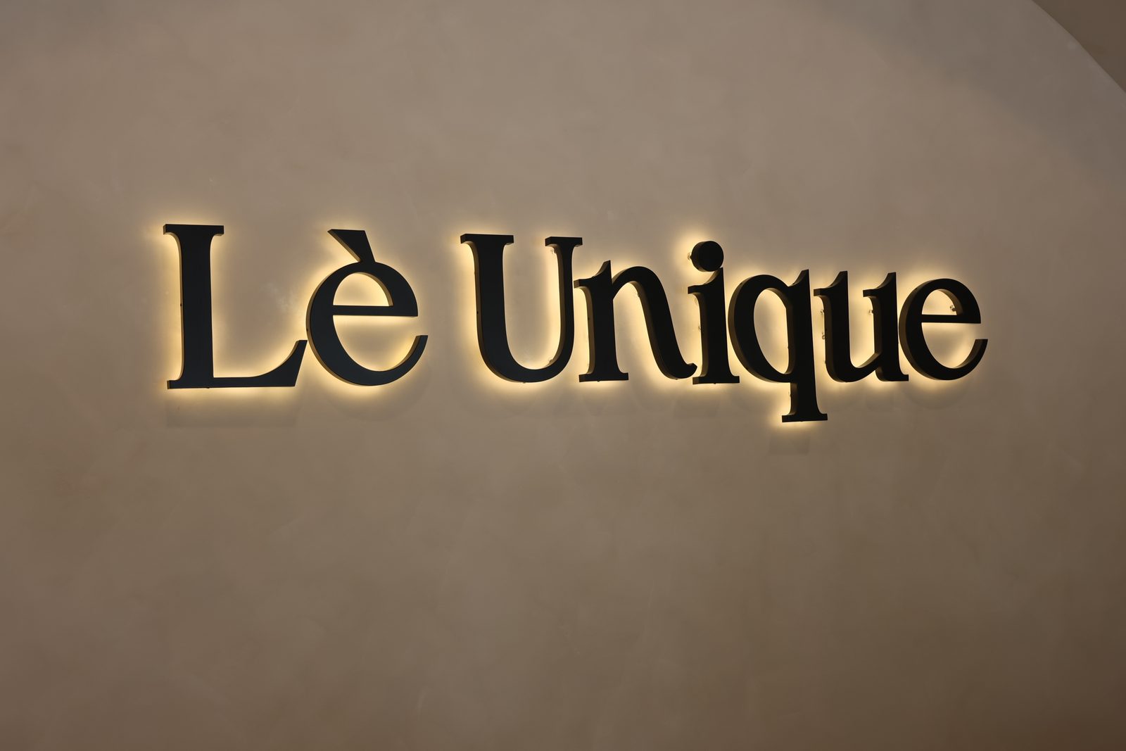 Lè Unique Skinlab backlit signage in the studio