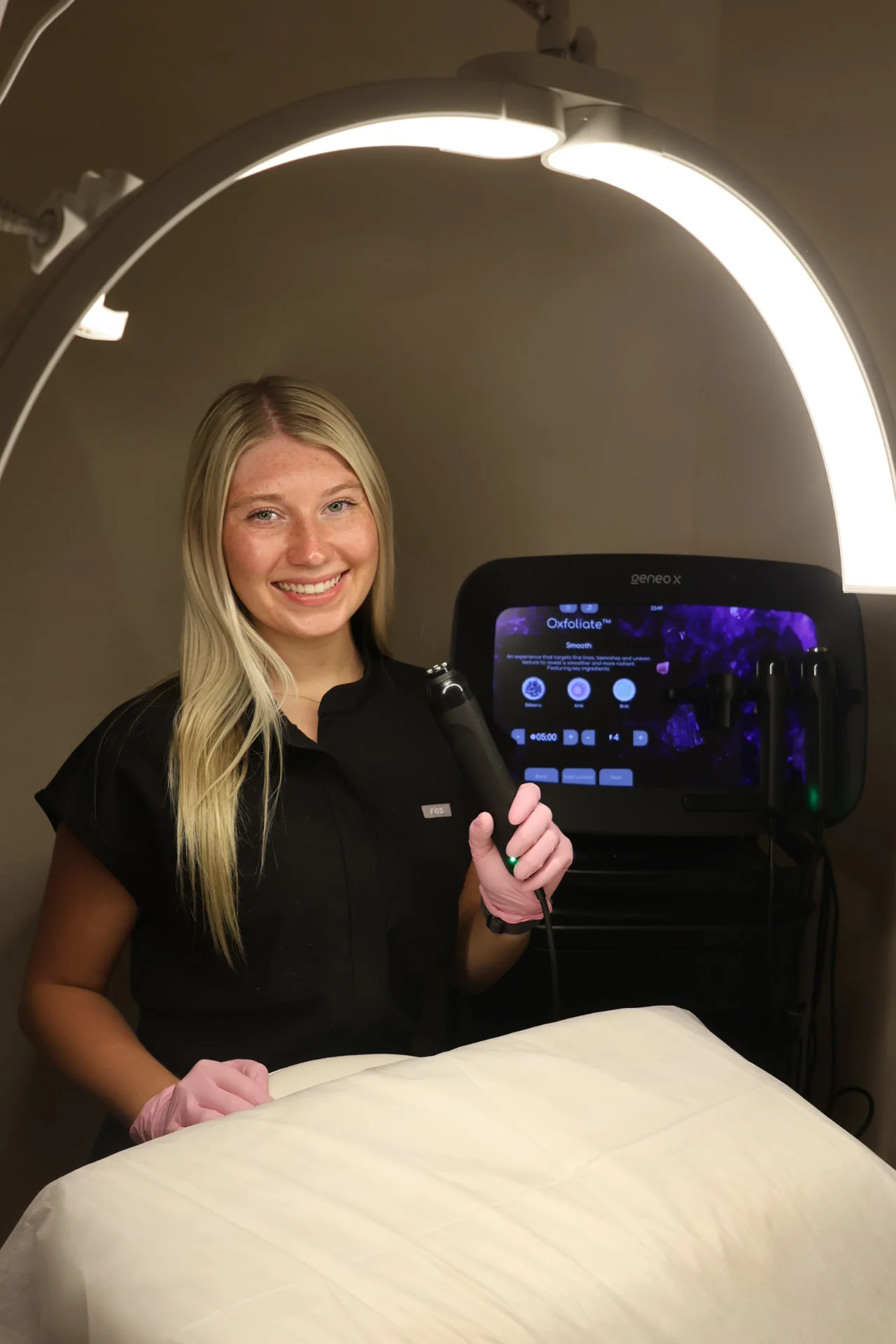 A Geneo X treatment at Lè Unique Skinlab